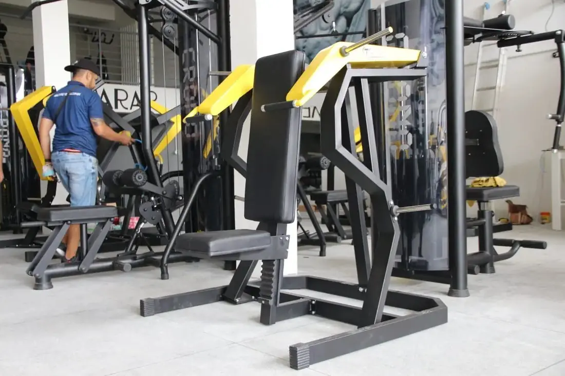 Chão de fábrica da Time Fitness com equipamentos Stark em acabamento